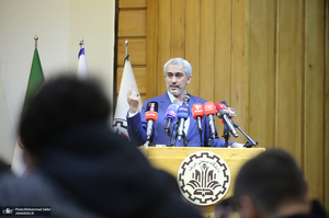 مراسم روز دانشجو در دانشگاه شریف با حضور وزیر اقتصاد/ علی مدنی‌زاده