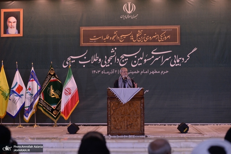 گردهمایی مسئولین بسیج دانشجویی و طلاب بسیجی در حرم امام با سخنرانی رئیس‌جمهور پزشکیان (41)