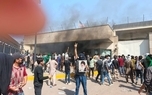 پاکستانی‌‌ها کنسولگری آمریکا را به آتش کشیدند + عکس