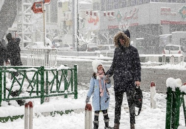 مدارس تهران فردا (دوشنبه 24 بهمن ماه) دیرتر باز می‌شوند/ بی‌برنامگی در اطلاع‌رسانی تعطیلی‌ها همچنان ادامه دارد / تعطیلی مدارس رباط کریم و پرند لغو شد