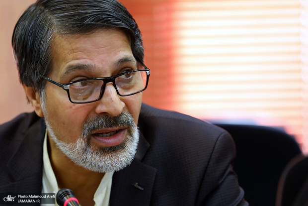 واکنش عمادالدین باقی به ماجرای سیم کارت سفید: ملامت برای سیاستمدارانی است که از این حق به صورت تبعیض آمیز استفاده می‌کنند ولی با فیلترینگ موافقند