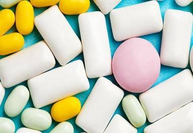 هشدار به طرفداران آدامس/ جویدن آدامس می‌تواند بزاق را به هزاران میکروپلاستیک آغشته کند