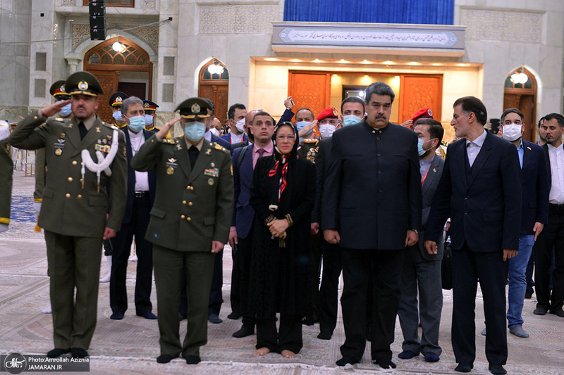 ادای احترام رئیس جمهور ونزوئلا به مقام شامخ حضرت امام خمینی (س)