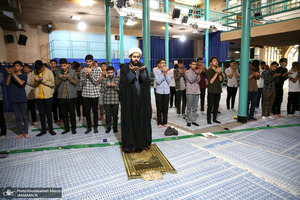 بازدید جمعی از دانش آموزان دبیرستان علوم و معارف خراسان رضئی از بیت امام خمینی (س) در جماران