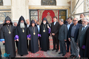 ادای احترام رهبر ارامنه جهان به امام خمینی(س)