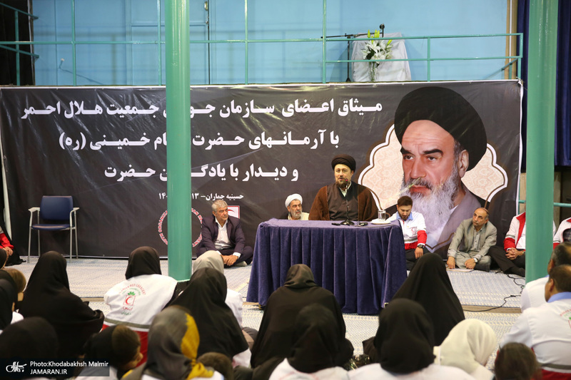 تجدید میثاق جمعی از جوانان هلال احمر با آرمان های حضرت امام خمینی (س)