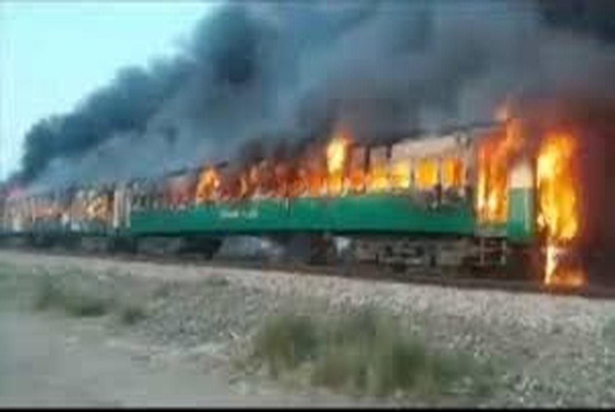 64 نفر کشته در آتش‌سوزی مرگبار قطار در پاکستان