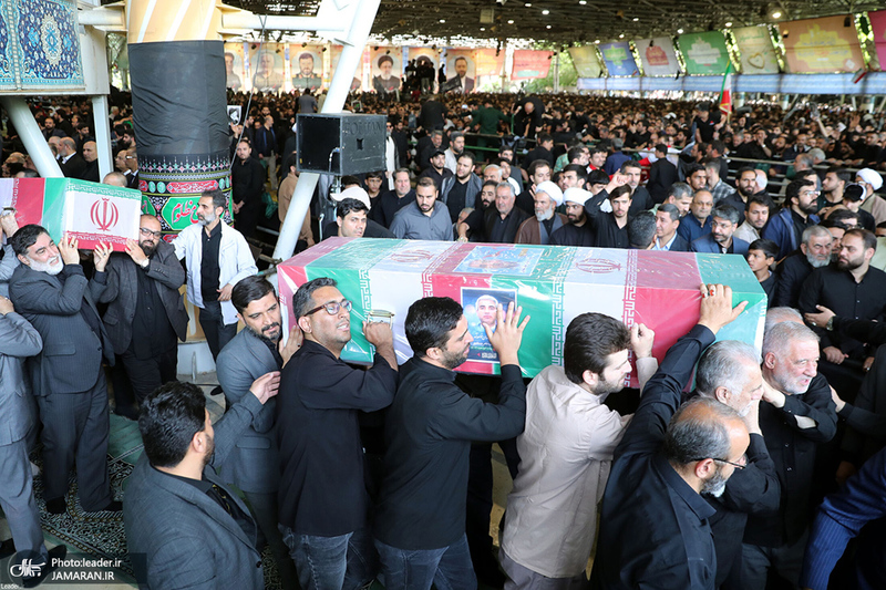 اقامه نماز رهبر معظم انقلاب بر پیکر رئیس جمهوری و یارانش