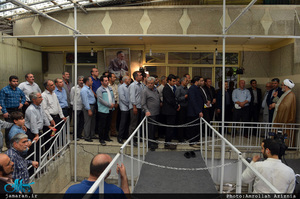 بازدید جمعی از کار کنان حرم امام(س) از حسینیه جماران