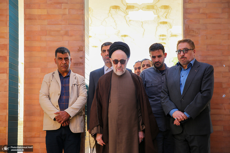 حضور سید محمد خاتمی بر مزار آیت الله سید روح الله خاتمی (ره)