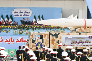 مراسم رژه نیروهای مسلح در جوار حرم مطهر امام خمینی (س)