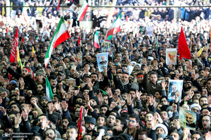 اقامه نماز رهبر معظم انقلاب بر پیکر سپهبد شهید حاج قاسم سلیمانی و شهیدان مقاومت