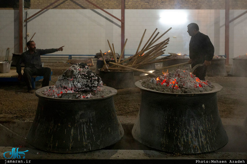 تهیه آش امام حسین(ع) در روستای رحمت‌آباد یزد