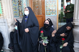 آیین تعویض پرچم گنبد حرم حضرت معصومه(س) و آغاز دهه کرامت