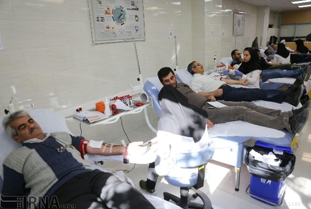 همدردی مردم همدان با زلزله زدگان کرمانشاه با اهدای خون