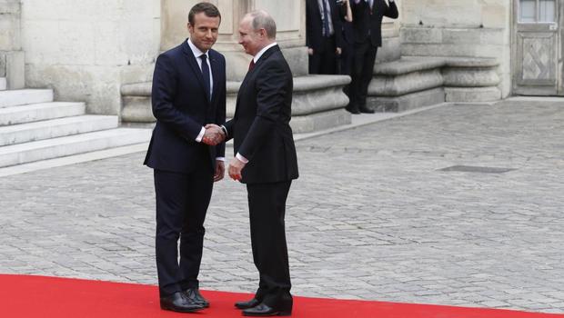 دیدار گرم روسای جمهور فرانسه و روسیه در فضایی کاملا پر تنش
