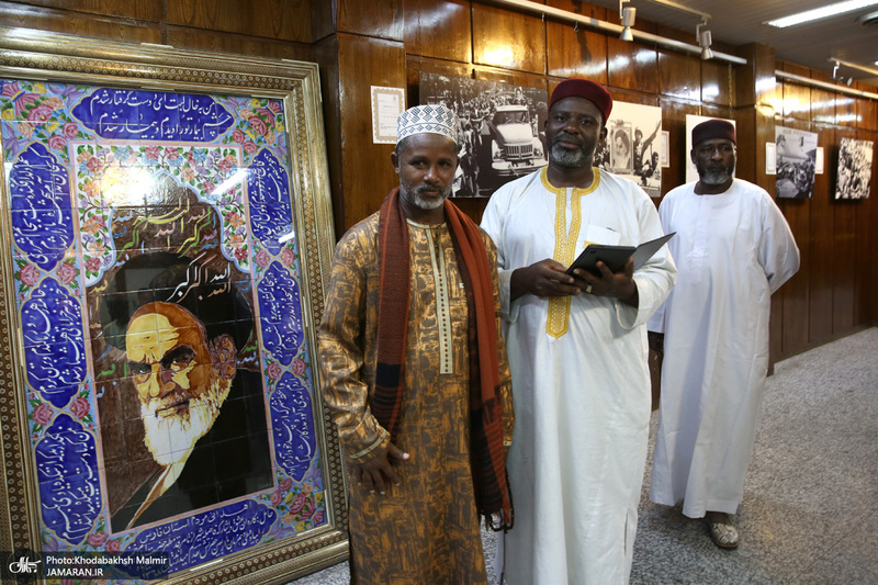 بازدید جمعی از قاریان کشور آفریقا و جمعی از گردشگران لبنانی از بیت امام خمینی در جماران