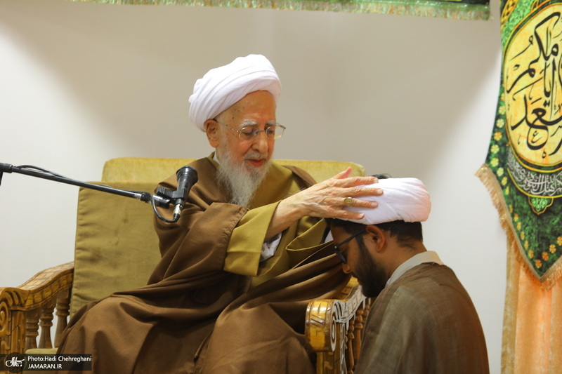 مراسم عمامه گذاری طلاب روز ولادت پیامبر اکرم (ص) و امام جعفر صادق (ع) در بیوت مراجع