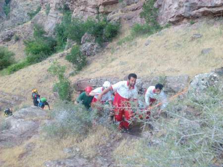 تیم واکنش سریع هلال احمر قزوین مصدوم سقوط به دره را نجات داد