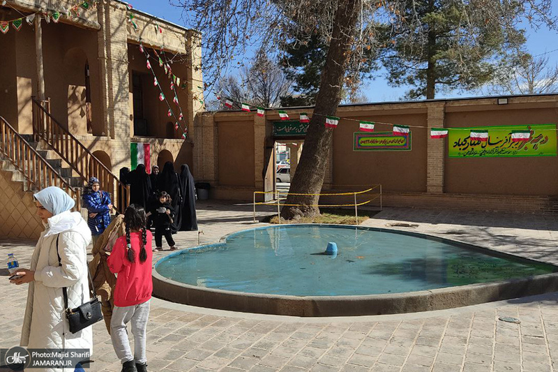 حضور اقشار مختلف مردم به مناسبت دهه فجر در بیت تاریخی امام خمینی (س)