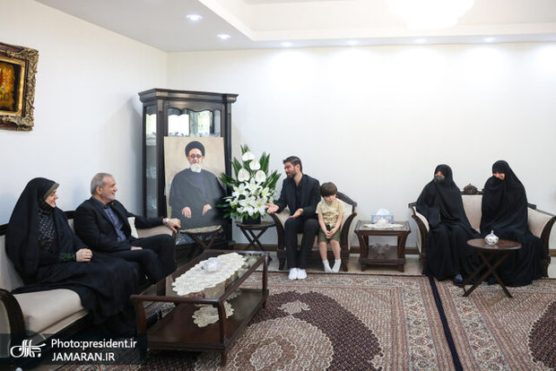 دیدار پزشکیان با خانواده شهید آل هاشم و سرتیم حفاظت شهید رئیسی + عکس