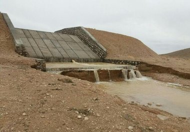 بند خاکی بکران میامی در پی بارندگی‌های اخیر سرریز شد