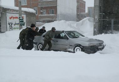 امدادرسانی پلیس نمین به خودروهای گرفتار در برف