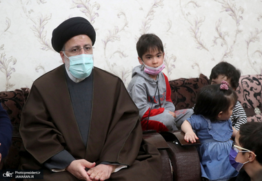 در شب یلدا؛ رئیسی به دیدار ایتام و کودکان معلول رفت + تصاویر