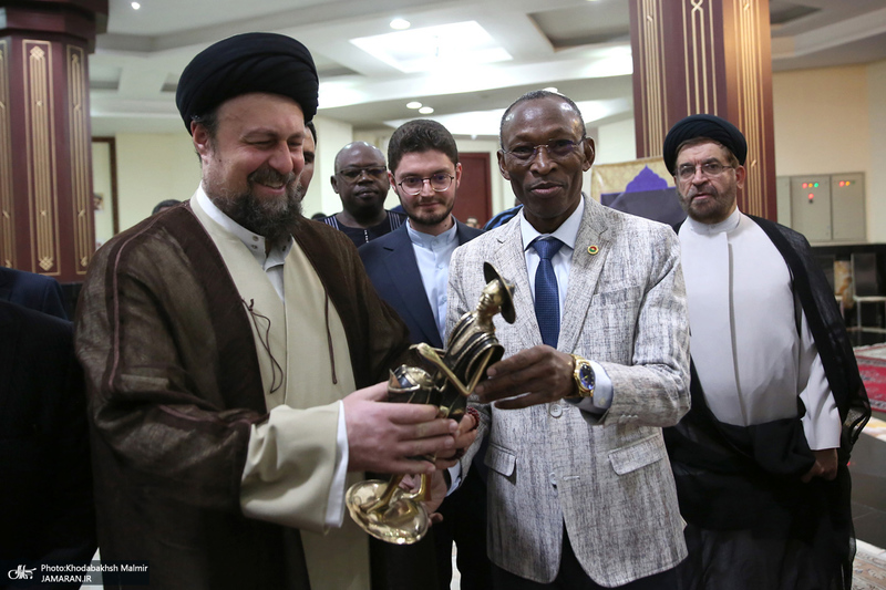 ادای احترام نخست وزیر بورکینافاسو و هیأت همراه نسبت به مقام شامخ بنیان‌گذار جمهوری اسلامی ایران