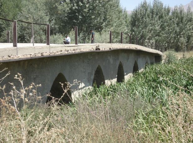 تردد خودروهای سنگین روی پل تاریخی "گیشنگان جونقان" فارسان ممنوع شد