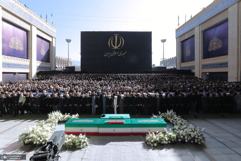 اقامه نماز بر پیکر مطهر رهبر شهید انقلاب و شهدای خانواده ایشان-3