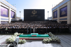 اقامه نماز بر پیکر مطهر رهبر شهید انقلاب و شهدای خانواده ایشان-3