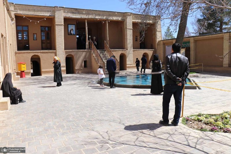 ازدید خانوادگی گردشگران نوروزی از بیت تاریخی حضرت امام در خمین