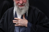 تصاویری از مراسم عزاداری شام شهادت حضرت زهرا(س) با حضور حضرت آیت‌الله خامنه‌ای  (1)