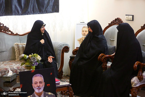 بازدید معاون امور زنان و خانواه ریاست جمهوری از منزل سپهبد شهید سید عبدالرحیم موسوی