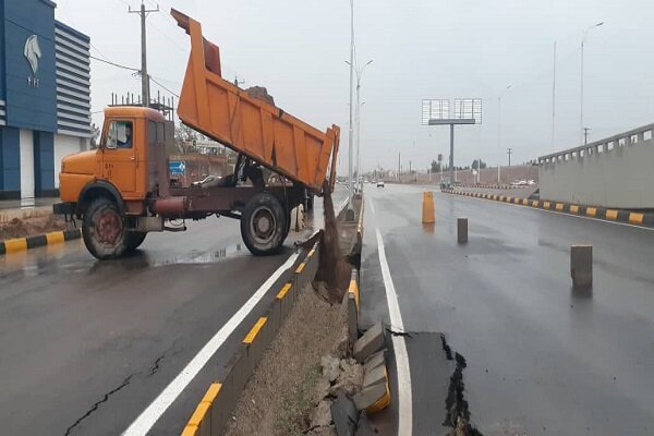 اجرای عملیات درزگیری با قیر پلیمری درراه‌های استان سمنان