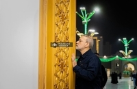 لاریجانی به حرم مطهر امام رضا (ع) رفت (2)