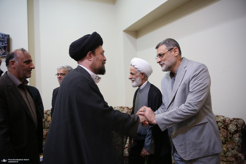 اقامه نمازسید حسن خمینی  بر پیکر شهید حیدری در حرم مطهر امام خمینی (س)