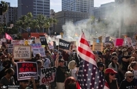 تظاهرات گسترده مردم آمریکا در اعتراض به سیاست‌های ترامپ و ماسک (2)