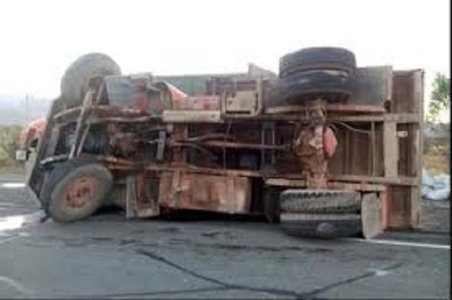واژگونی کامیون در محور قزوین -رشت یک کشته  داشت