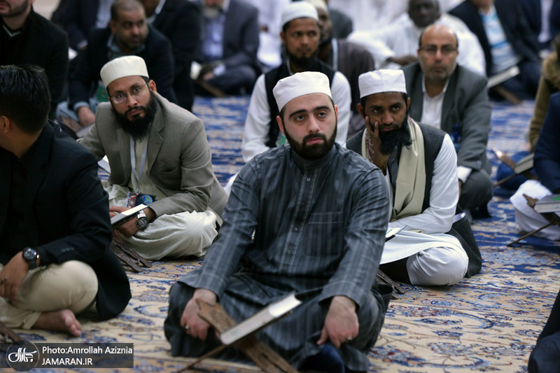 ادای احترام شرکت‌کنندگان در مسابقات بین‌المللی قرآن کریم نسبت به امام خمینی(س)