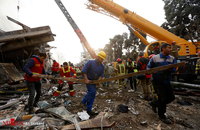 تلاش آتش نشانان و نیروهای امدادی در پی حادثه پلاسکو 