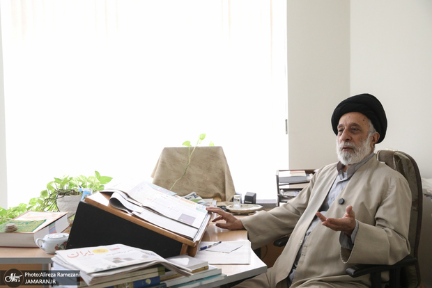  سید هادی خامنه‌ای: شهید مطهری به من گفت دنبال استادی بودیم که هم به ما درس بدهد و هم ما را تربیت کند؛ گفتند بروید دنبال حاج آقا روح الله!