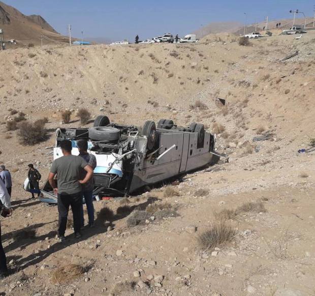 تصاویری از اتوبوسی که امروز در جاده دماوند  به ته دره رفت + فیلم