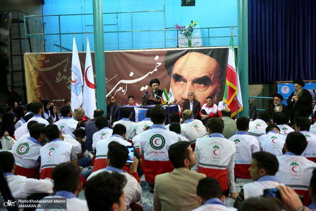 سید حسن خمینی: انسانیت ما اقتضا می کند که نسبت به درد دیگران بی تفاوت نباشیم/ در کنار کمک به مردم، امید را به آنها بازگردانیم