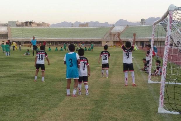 جشنواره مدارس فوتبال یزد با رقابت 200 نونهال آغاز شد