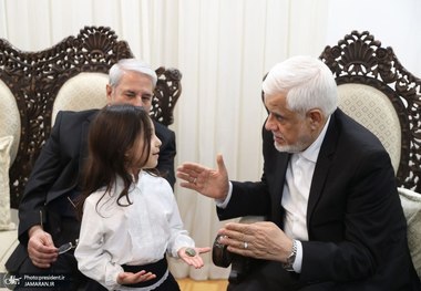 دیدار عارف با خانواده‌های شهید رئیسی و شهید مالک رحمتی در اولین سالگرد شهدای خدمت/ گزارش تصویری