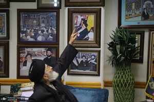 مراسم اهدای نسخه‌های خطی کتابخانه مرحوم آیت الله شاه آبادی به کتابخانه مرحوم آیت الله العظمی مرعشی نجفی