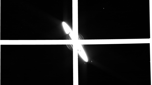 تصویر جذاب جیمز وب از زحل و قمرهایش
