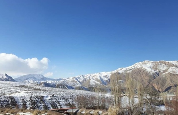 فرماندار: تردد در جاده های برف گیر روستاهای مهدیشهر ممنوع شد